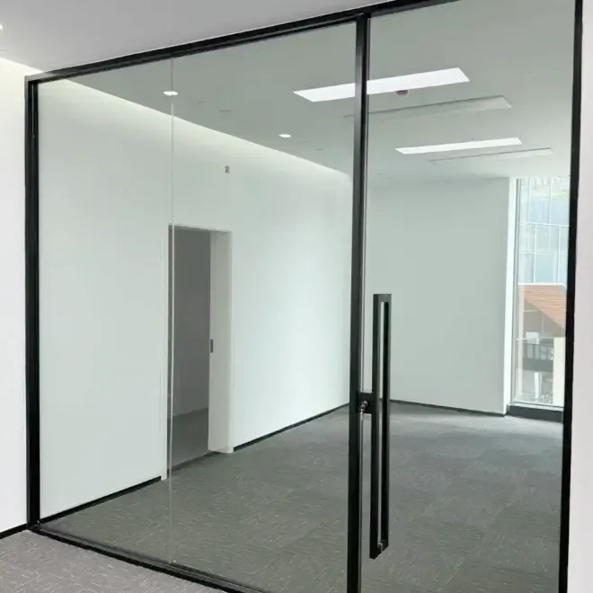 O que torna o vidro de portas e janelas essencial para edifícios modernos?