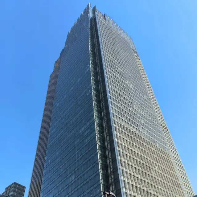 Paredes de cortina de vidro apoiadas em pontos